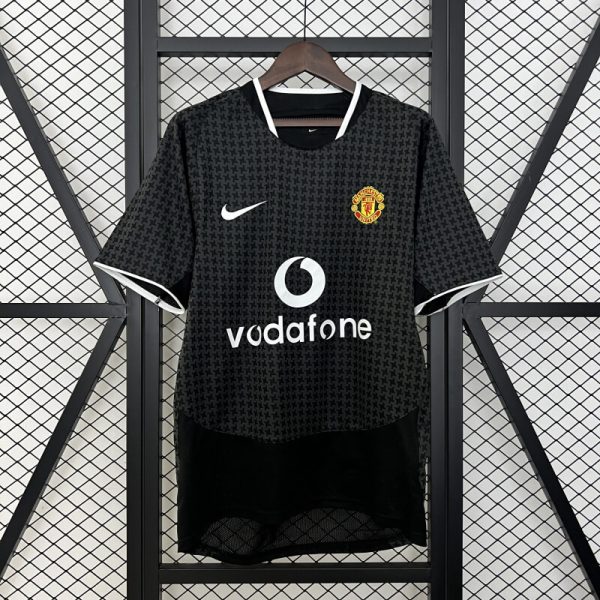 Manchester United 03-05 away retro jersey